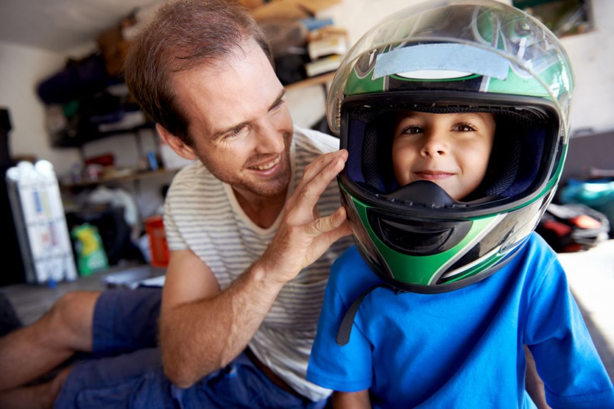 Criança menor de 10 anos na moto? É proibido! Saiba tudo - Parcelamento de  IPVA, Multas e outros débitos