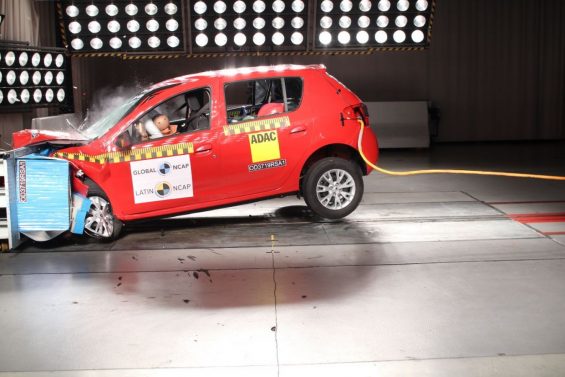 teste de impacto renault sandero e logan 7