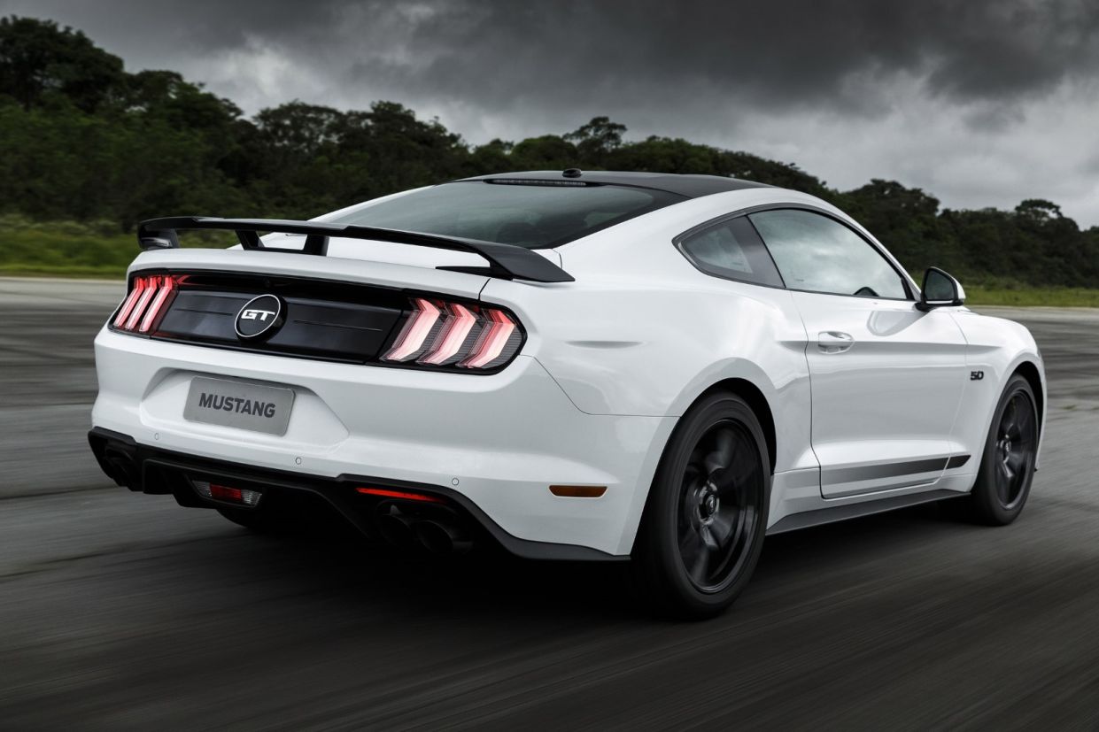 ford mustang black shadow traseira