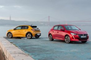 Vista da traseira e dianteira do novo Peugeot 208 nas cores amarelo e vermelho