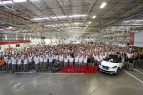 fabrica da nissan em resende comemora 400 mil unidades produzidas