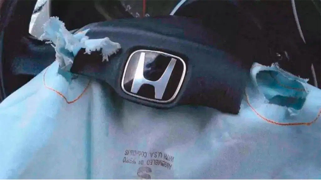 Airbag estourado no volante de um carro da Honda que precisava de recall
