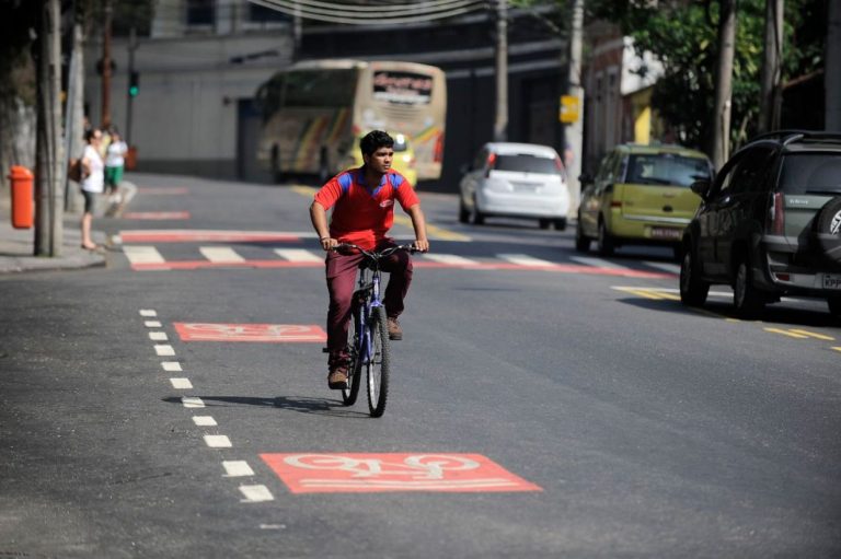 Ciclovia, ciclofaixa e motoristas: confira obrigações e multas relacionadas