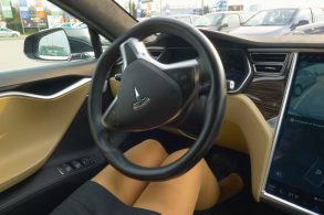 assistente de estacionamento tesla shutterstock