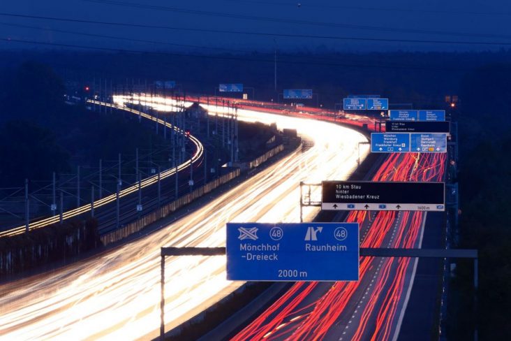 Limite de velocidade na Autobahn seria para aumentar a segurança e diminuir a emissão de dióxido de carbono no país