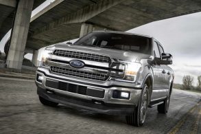 ford f150 lariat cinza frente farois acesos rodovia