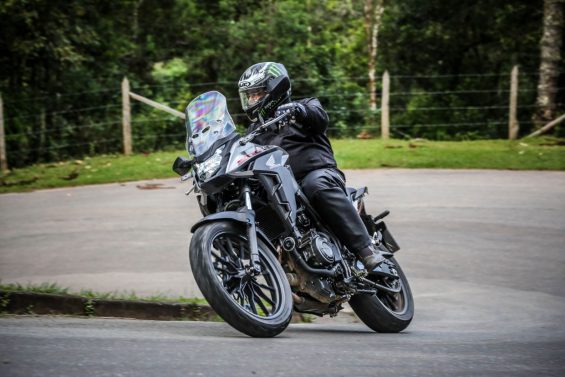 Honda CB 500X 2020 preta vista de frente