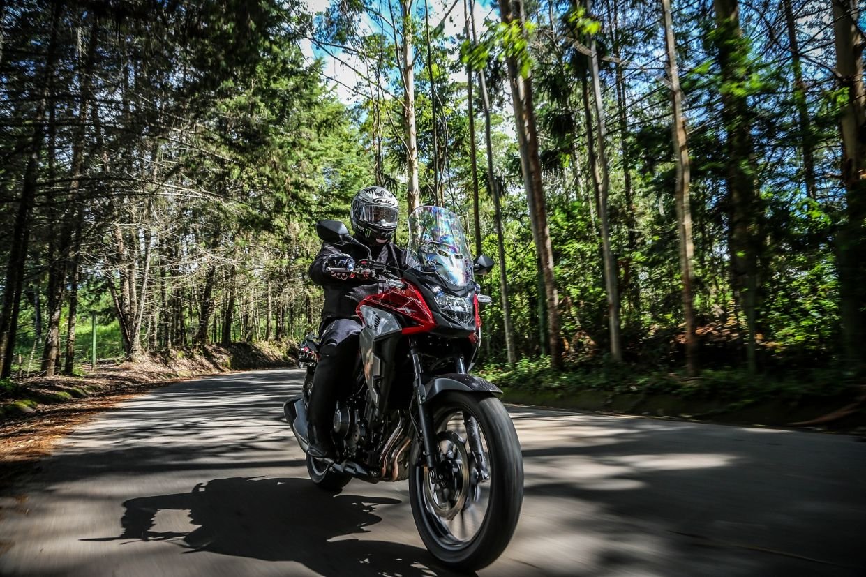 Honda CB 500X 2020 vermelha vista de frente