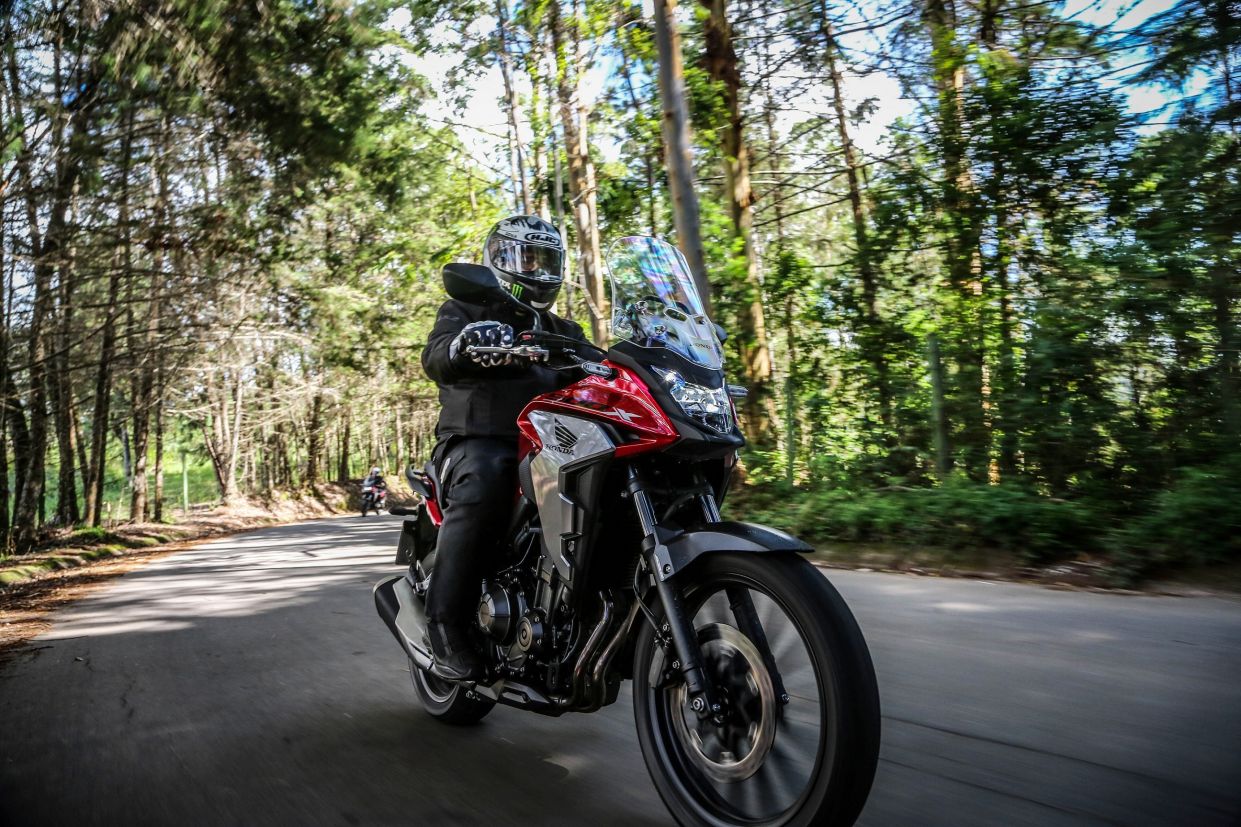 Honda CB 500X 2020 vermelha vista de frente