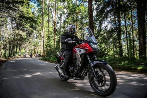 Honda CB 500X 2020 vermelha vista de frente