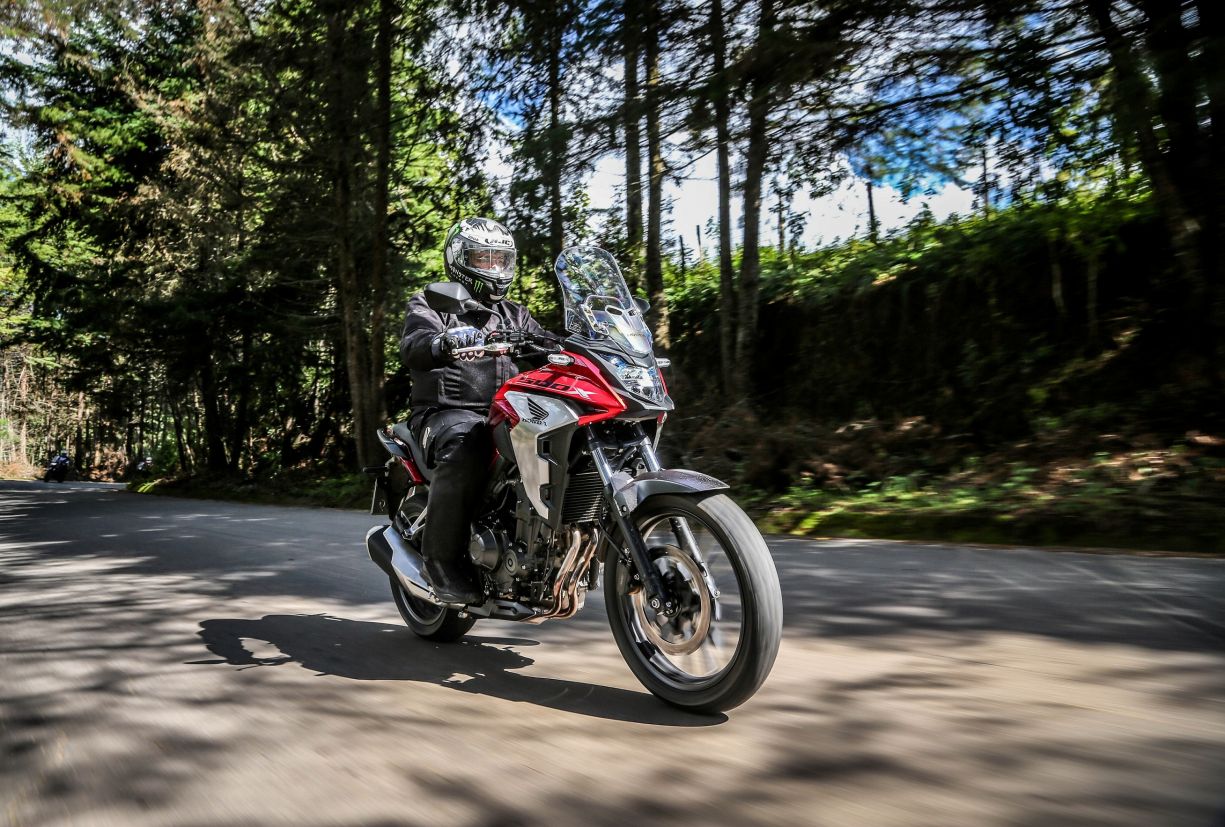 Honda CB 500X 2020 vermelha vista de frente