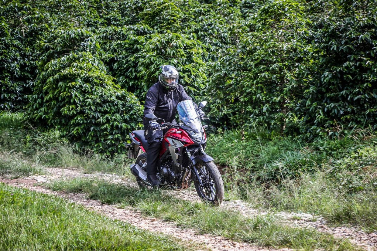 Honda CB 500X 2020 vermelha vista de frente