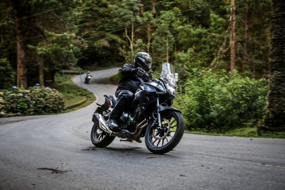 Honda CB 500X 2020 preta vista de frente