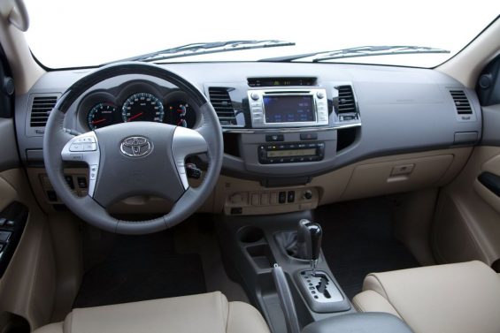 Toyota Hilux SW4 2012 a 2016: interior em couro bege
