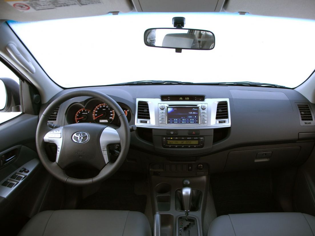 Toyota Hilux SW4 2012 a 2016: interior em couro cinza