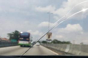 para brisa trincado no meio em uma rodovia