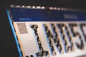 detalhe placa mercosul qrcode shutterstock