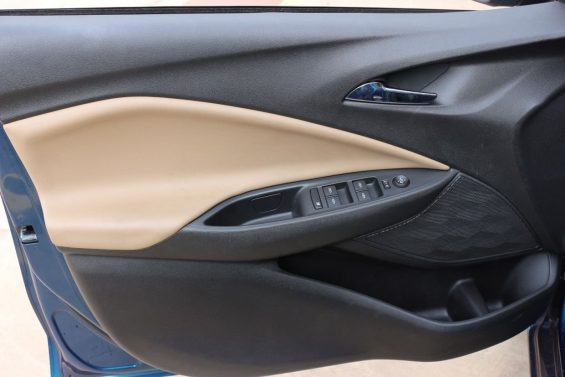 painel da porta dianteira do chevrolet onix 2020 hatch