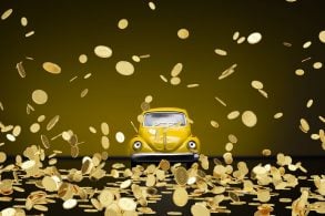 montagem andre fusca amarelo chuva de moedas shutterstock