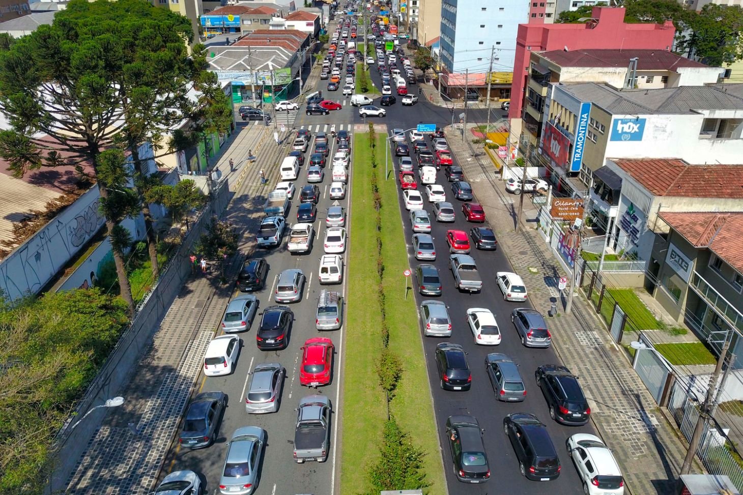 transito no parana congestionamento de automóveis em avenida