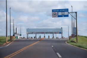 posto de pedagio e visto ao fim de rodovia de mao dupla com placa onde se le cobranca automatica geraldo bubniak agencia de noticias do parana