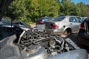 carro recuperado carcaca patio restos de veiculos credito shutterstock