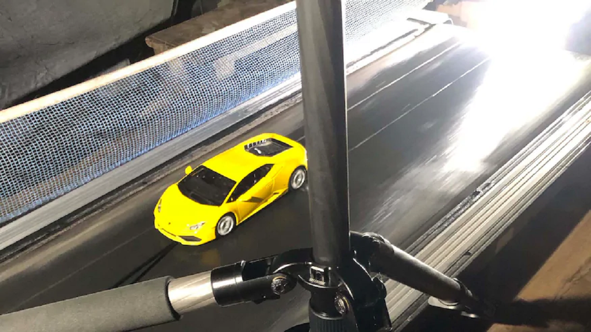 miniatura de carro lamborghini huracan parece de verdade nas maos de kunal kelkar 2