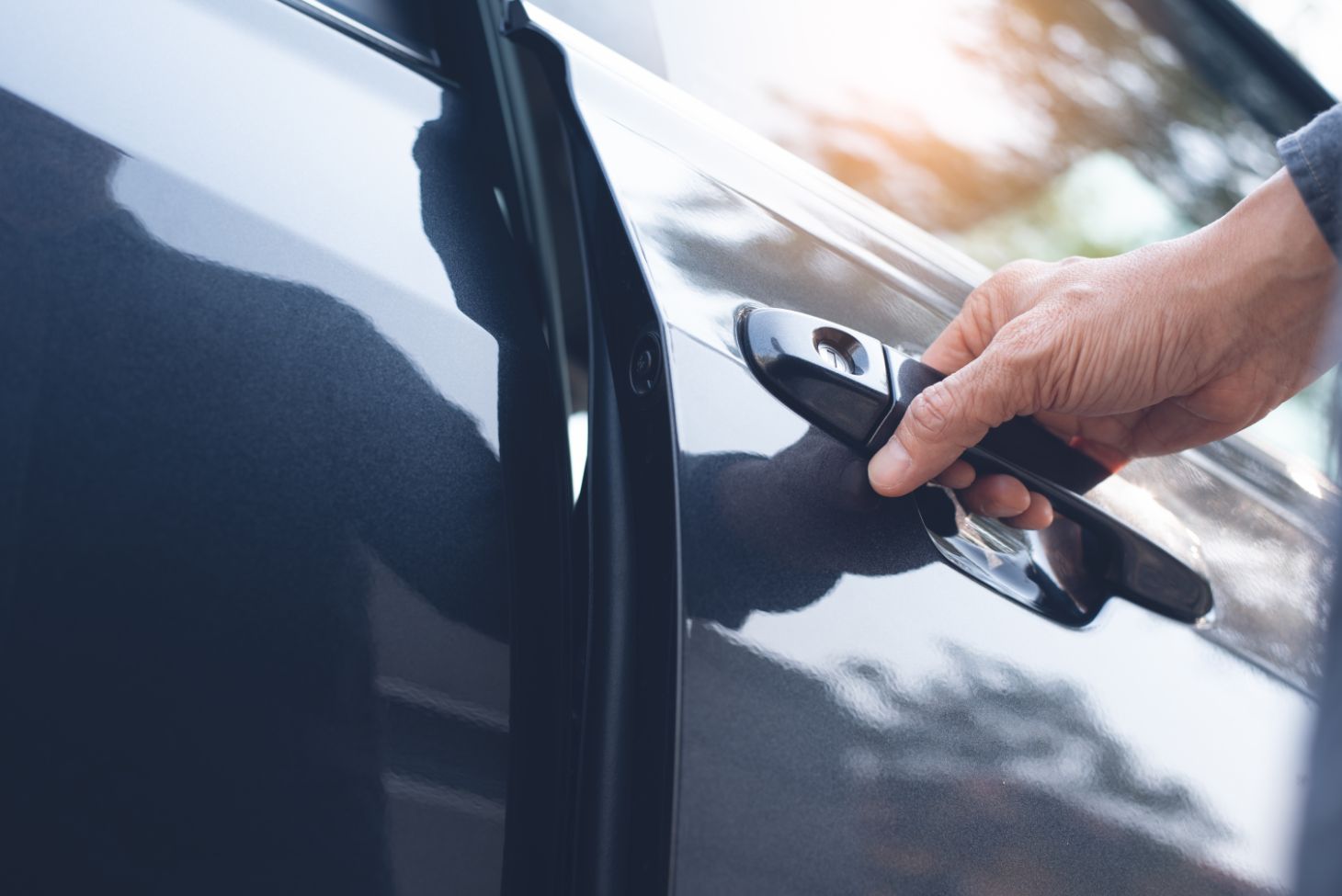 fechar porta do carro mao macaneta carro preto shutterstock