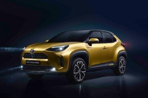 novo suv compacto da toyota yaris cross hybrid dourado visto de frente