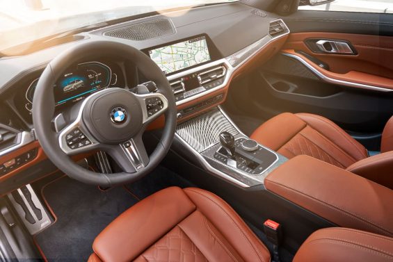 interior do bmw serie 3 hibrido com bancos em couro caramelo