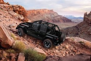 jeep wrangler rubicon preto sem capota na terra