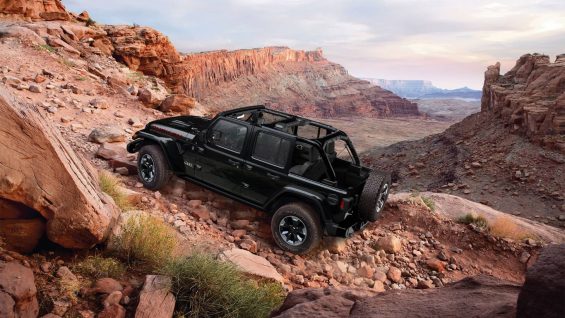 jeep wrangler rubicon preto sem capota na terra