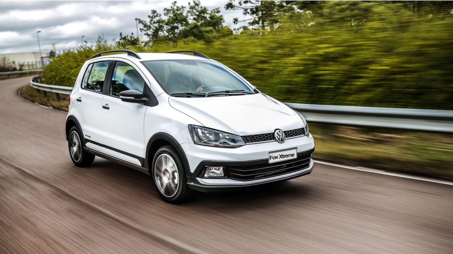 volkswagen fox xtreme branco de frente em movimento