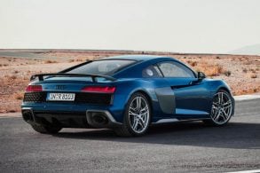 traseira do audi r8 2021 azul estacionado em estrada deserta