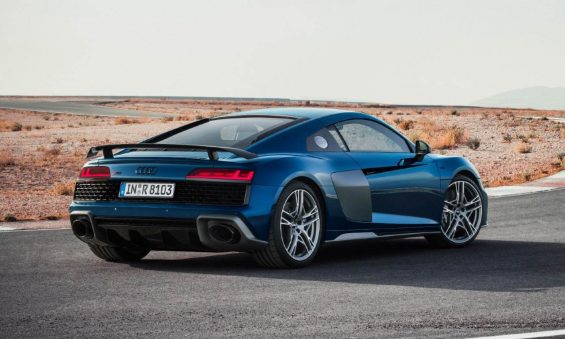 traseira do audi r8 2021 azul estacionado em estrada deserta