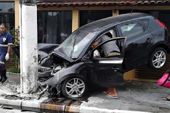 Motorista Que Bateu No Poste Tem Que Pagar Pelo Conserto