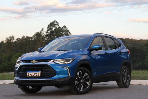 Chevrolet Tracker Premier 2021 na cor azul de frente a 45º