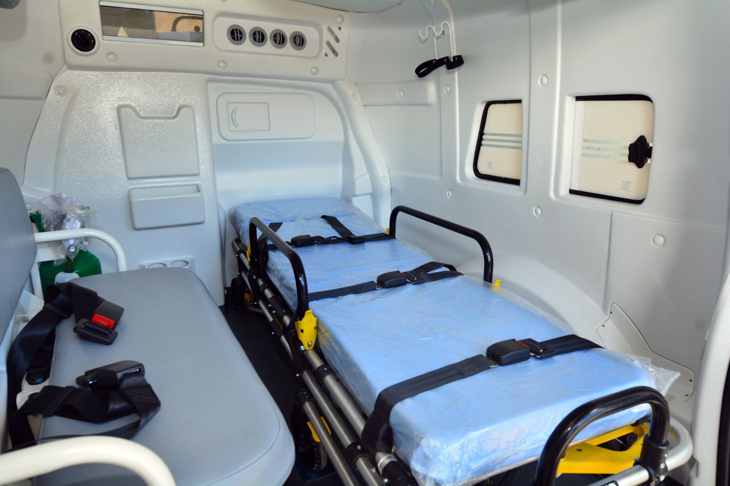 fiat fiorino ambulancia interior maca e equipamentos de atendimento