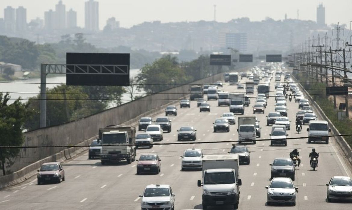 circulacao de carros em avenida larga em sao paulo transito