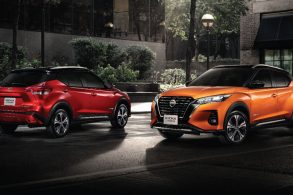 frente e traseira do novo nissan kicks 2021 nas cores laranja e vermelha suvs expostos na rua