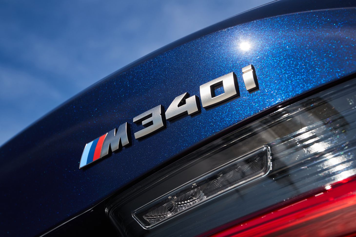 logo da bmw serie 3 m340i xdrive na traseira de um modelo azul