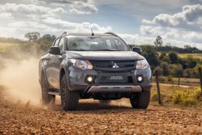 mitsubishi l200 triton motorsports vista de frente em estrada de terra