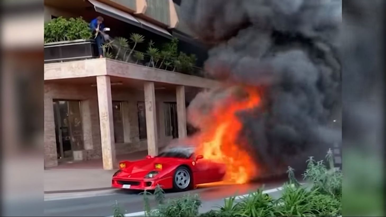 A Ferrari Amarela Pegando Fogo De Controle Remoto