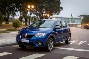 renault sandero gt line azul em movimento em rua brasileira