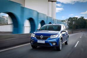 renault sandero gt line azul em movimento