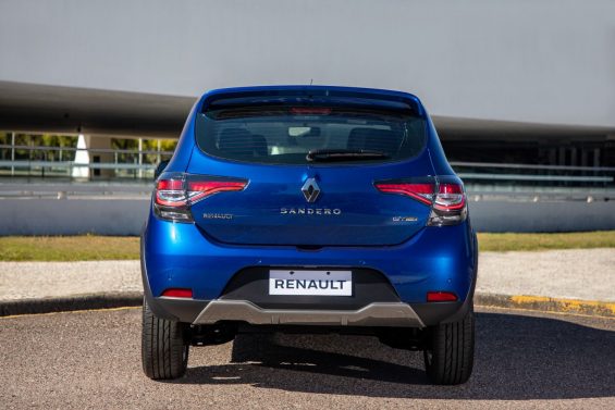 traseira do renault sandero gt line azul em estacionamento