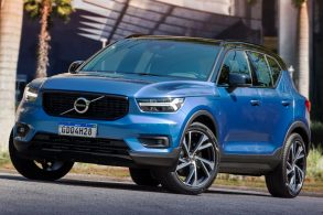 Volvo XC40 Plug-In Hybrid R-Design azul visto de frente