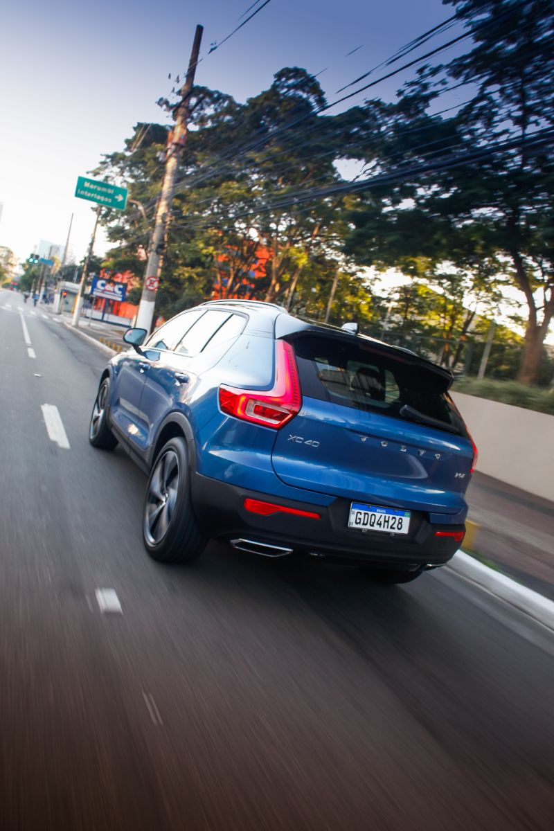 Volvo XC40 Plug-In Hybrid R-Design azyl traseira em movimento