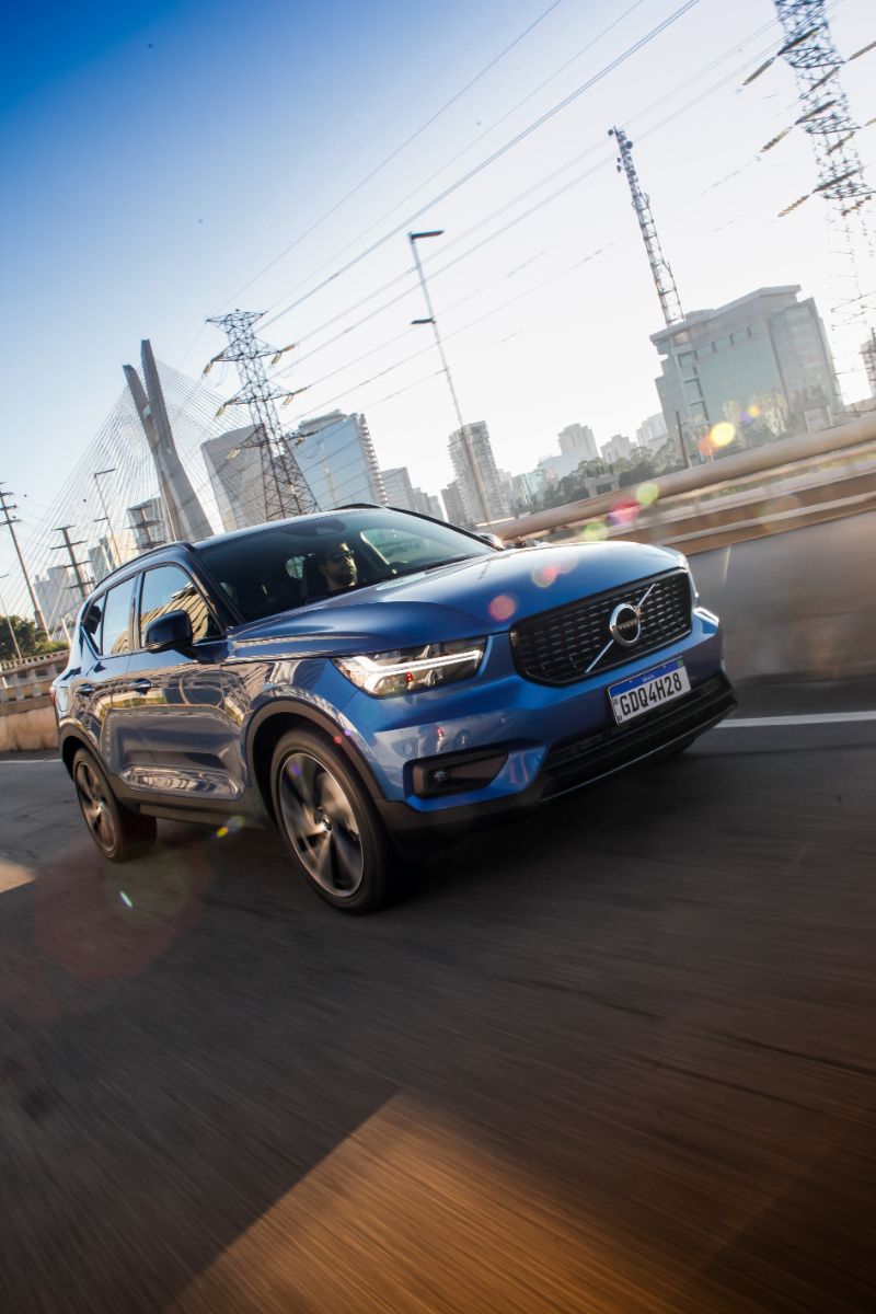 Volvo XC40 Plug-In Hybrid R-Design dianteira em movimento