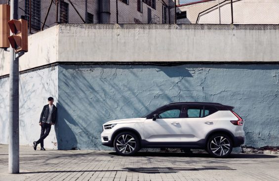 Volvo XC40 Plug-In Hybrid R-Design branco lateral